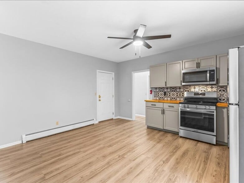 Building Photo - 158 Main St