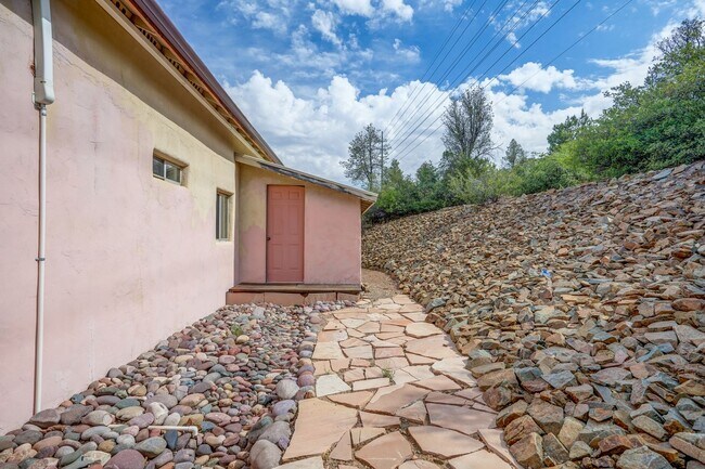 Building Photo - 2 Bedroom plus Office in Main House & Stud...