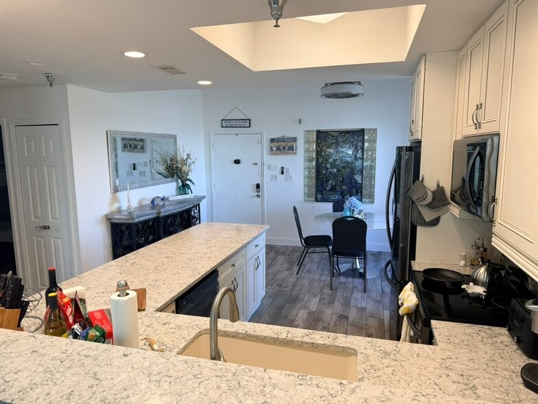 Building Photo - 104 Surfview Dr