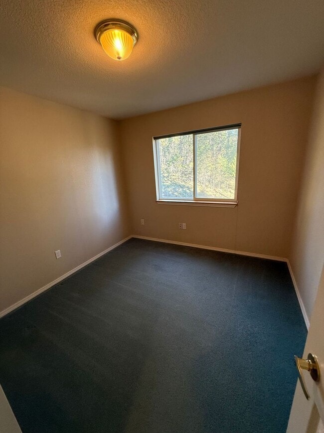 Building Photo - Spacious 5 Bedroom / 3 Bathroom Home for Rent in Lakeside, Montana