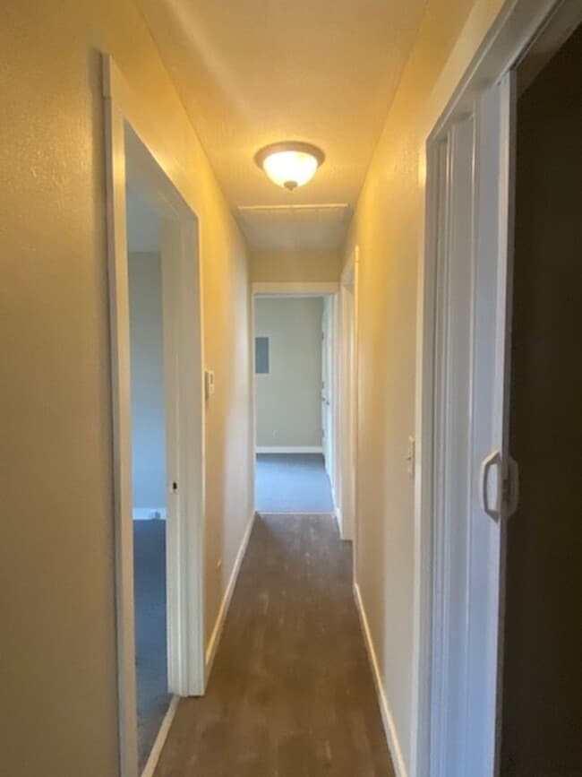 Building Photo - Adorable 2 Bedroom Early July!