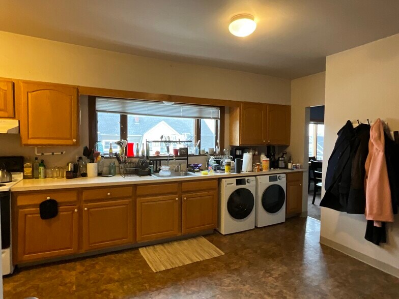 Building Photo - 325 Main St