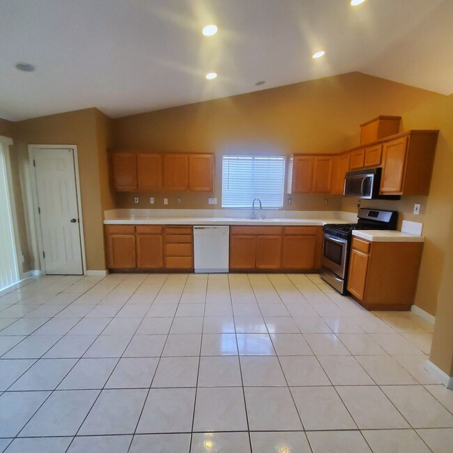 Building Photo - Single Story 3/2 with Great Open Floorplan in Brentwood
