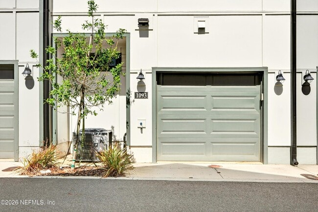 Building Photo - 1093 Farwell St