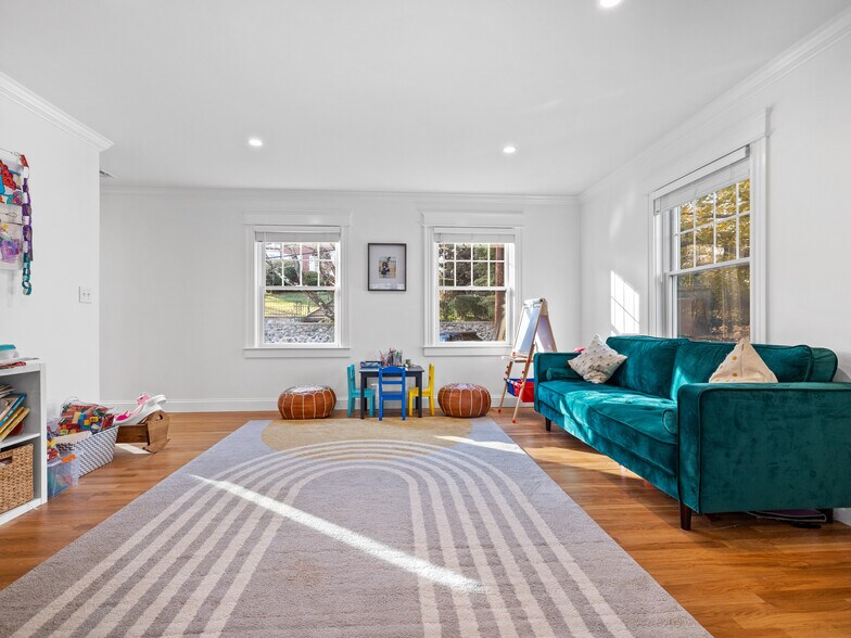 Building Photo - 25 Falmouth Rd