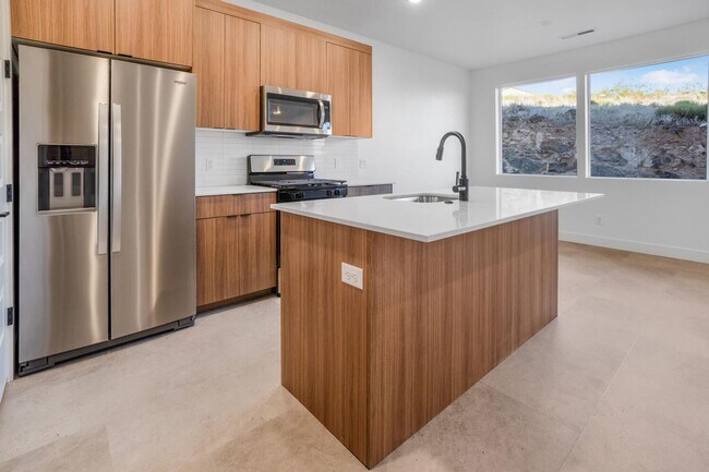 Building Photo - HURRICANE TOWNHOME - END UNIT