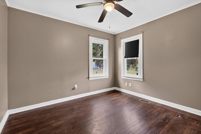 Building Photo - Pet Friendly House