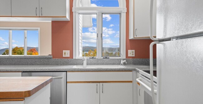 Building Photo - Lakefront End-Unit Condo with Crystal Lake...