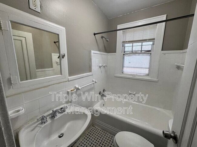 Building Photo - 424 Abston St