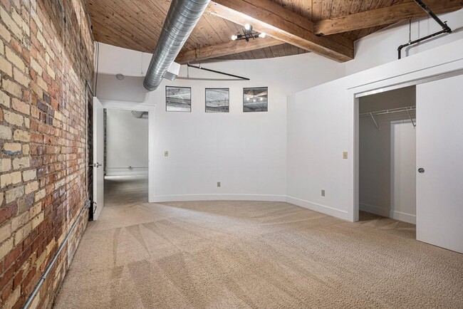 Building Photo - 940 Monroe Ave NW