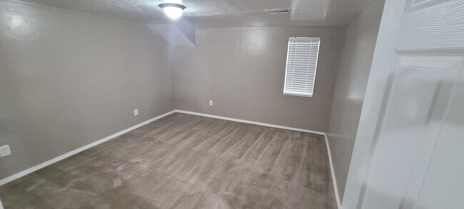 Building Photo - Cute 5 bedroom House