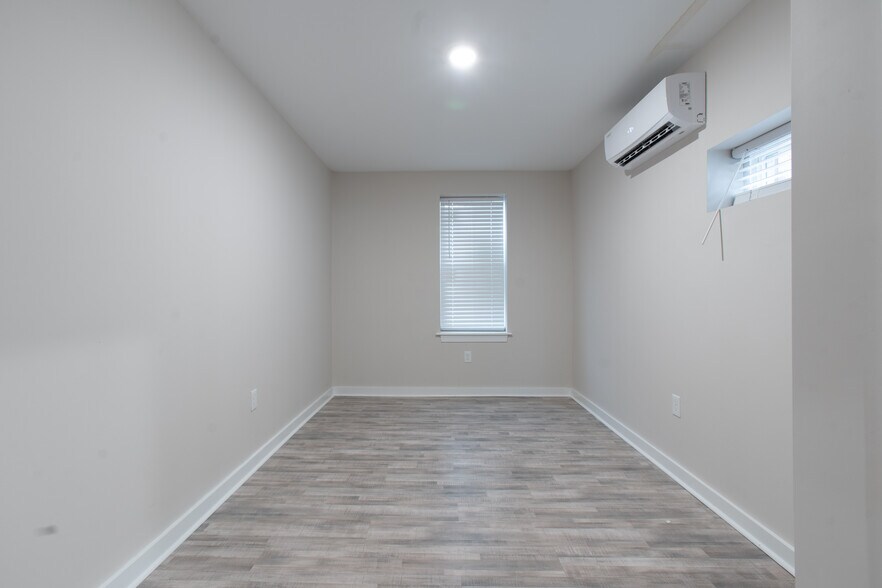 Building Photo - 816 E Hilton St