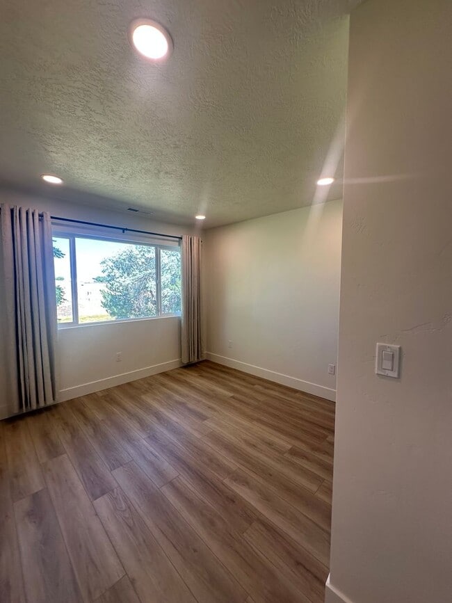 Building Photo - Style and Class....2 Bedroom, 1 bath , 1 C...