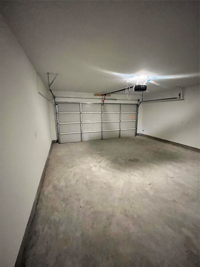 Building Photo - 25431 Birch Hl Dr