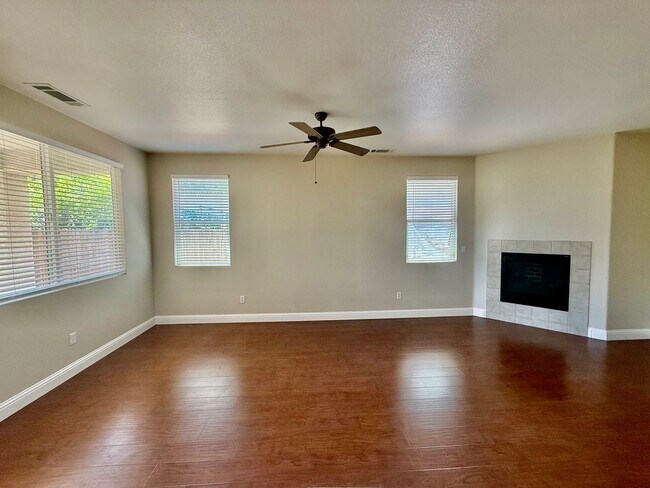 Building Photo - Beautiful home near Woodcreek high school
