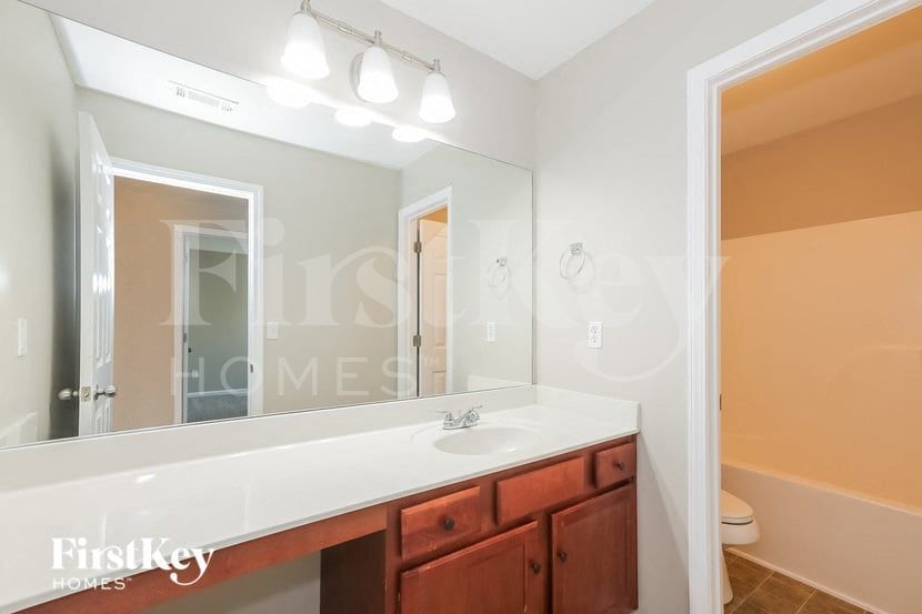 Building Photo - 1530 Hedington Cir SE