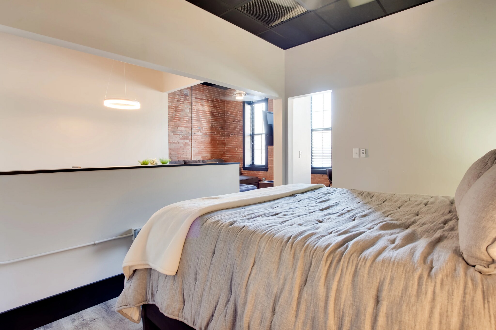 Building Photo - 130 N 5th St