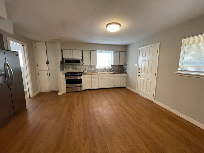 Building Photo - Rental Home Available!