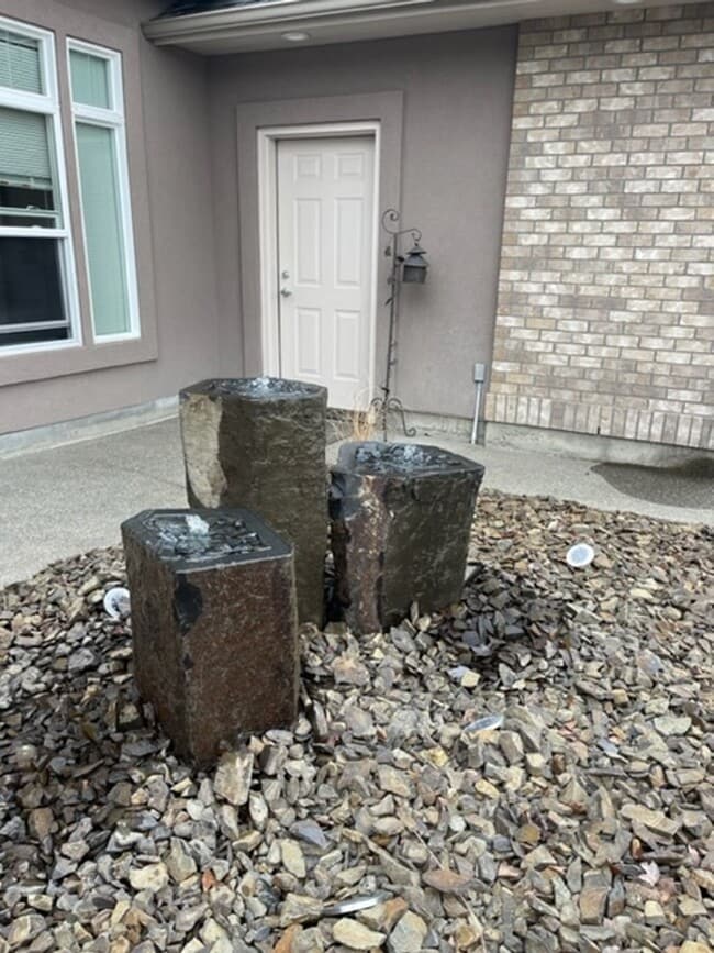 Building Photo - 1 Bedroom Suite for Lease with Washer/Dryer and Garage Spot