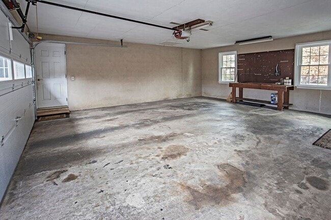 Building Photo - Lovely Colonial Home in Sharpley