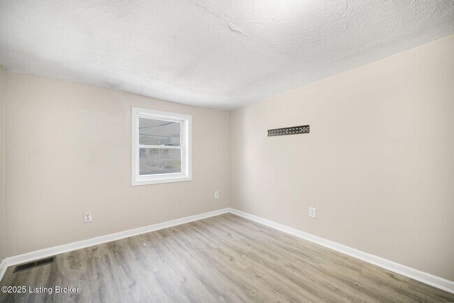 Building Photo - 1112 E Oak St