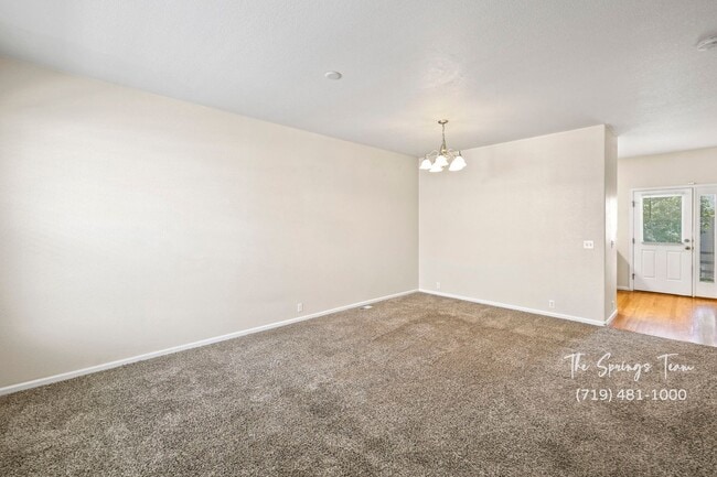 Building Photo - Charming 2-Bedroom Townhome in Central Col...