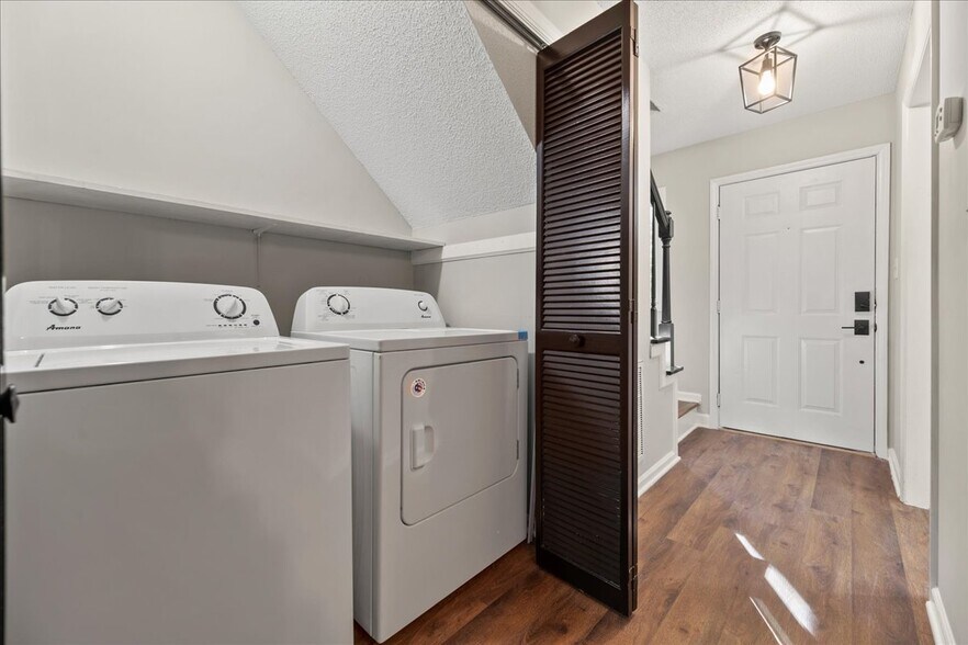 Building Photo - 5508 Kaplan Dr