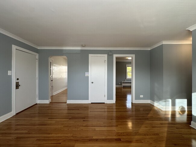 Building Photo - 2750 W North Shore Ave