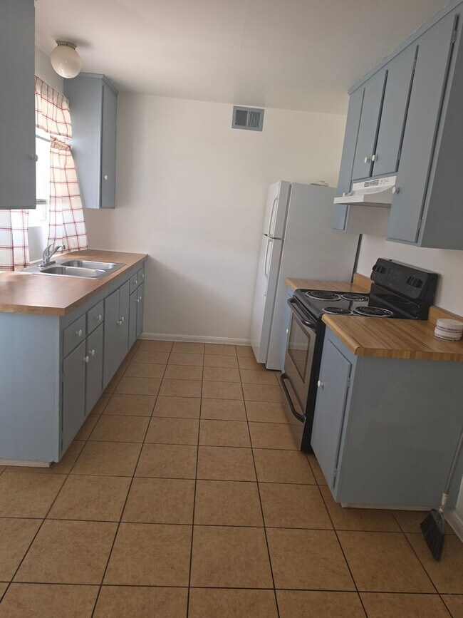 Building Photo - 2p3204