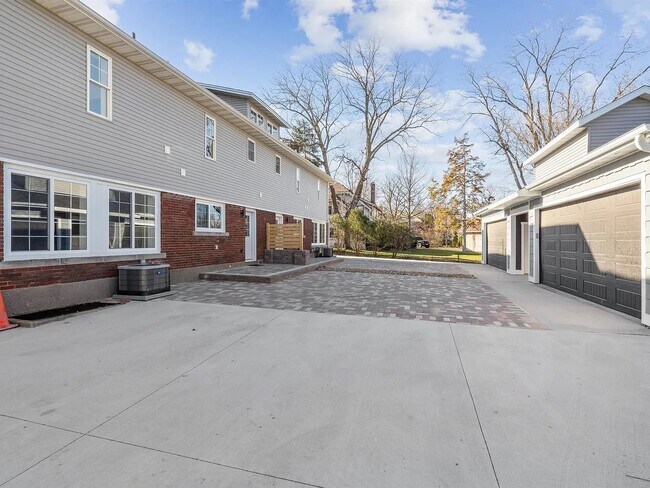 Building Photo - South Grandview