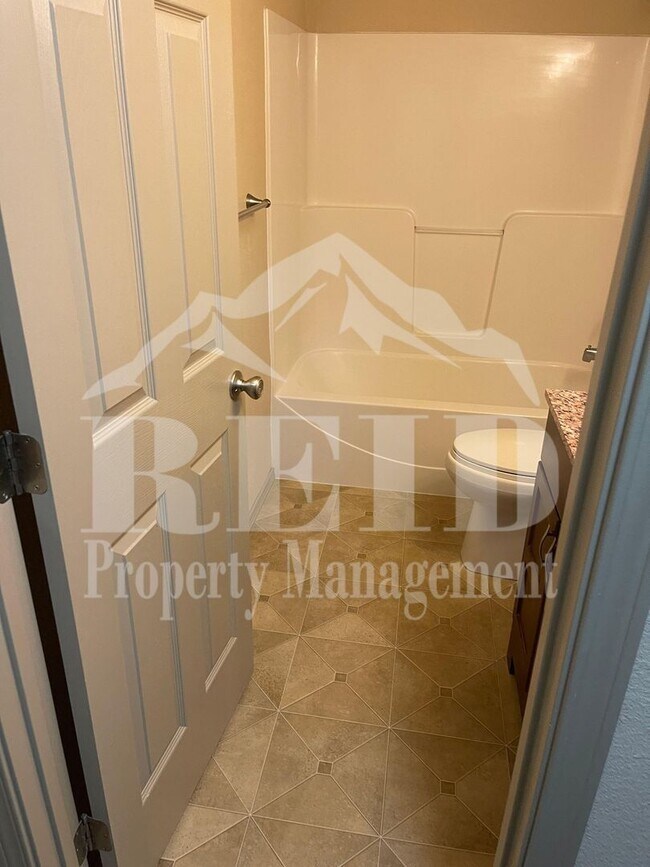 Building Photo - DUPLEX - 2 BED 1 BATH WITH 1 CAR GARAGE IN CENTRAL PORT ORCHARD!
