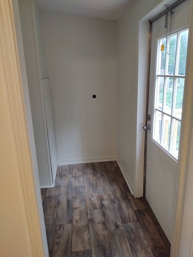 Building Photo - 6 Elcona St