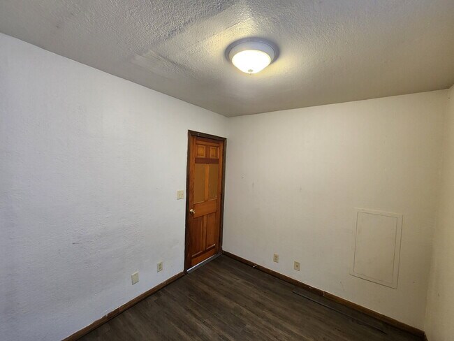 Building Photo - 2 Bedroom Lower with Garage