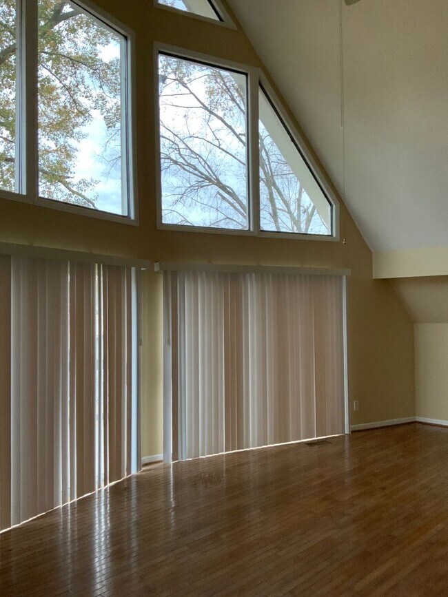 Building Photo - Coolant River Water Front 4 Bedrooms / 2 F...