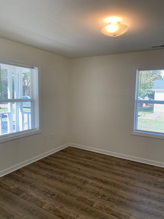 Building Photo - $500 OFF 1ST MONTH'S RENT! 3 Bedroom, 1 Bath house on Hillsdale Drive