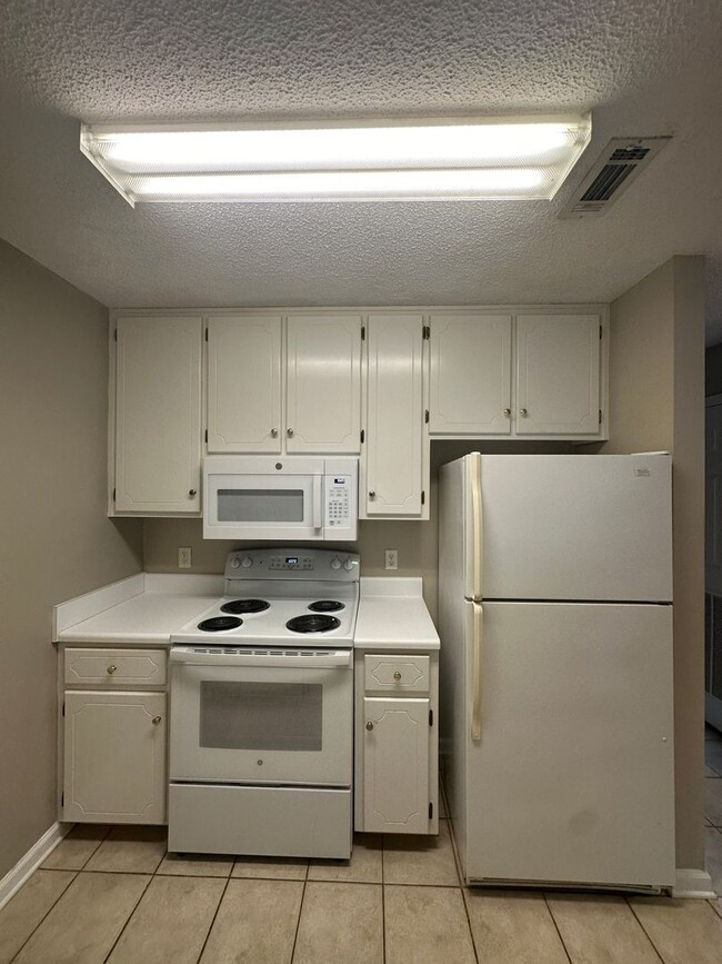 Building Photo - 206 Foxchase Ln