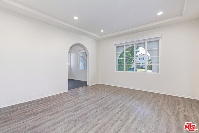 Building Photo - 204 S Camden Dr