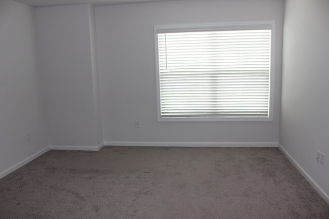 Building Photo - 15 Apricot Ln