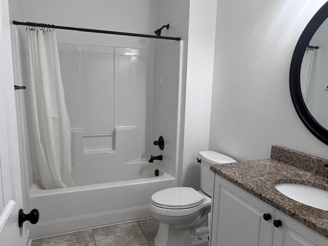 Building Photo - 212 Tulip Dr