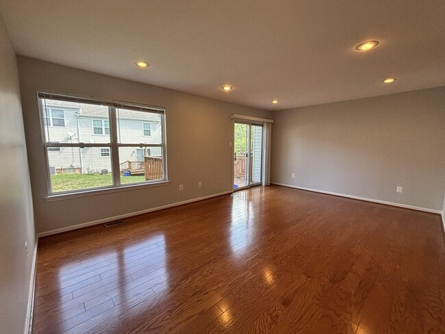 Building Photo - 4666 Louise St Claire Dr