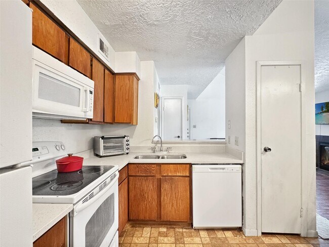 Building Photo - 2021 Spenwick Dr