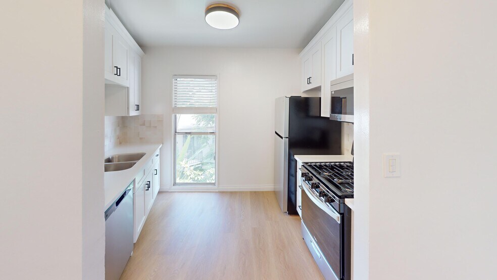 Building Photo - The Clair Manor Apts...Hollywood Hills...Fully Renovated...CALL NOW!