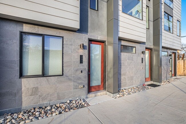 Building Photo - 1 Bed 1.5 Bath Townhome in West Highland Available!