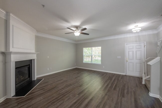 Building Photo - "Charming 3-Bed Home with 2.5 Baths close ...