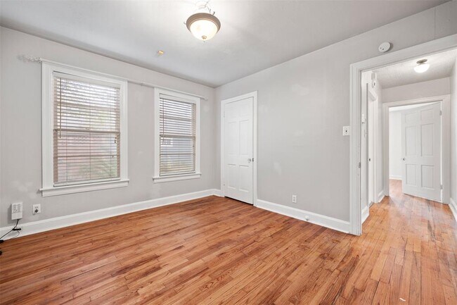 Building Photo - 934 E 52nd St