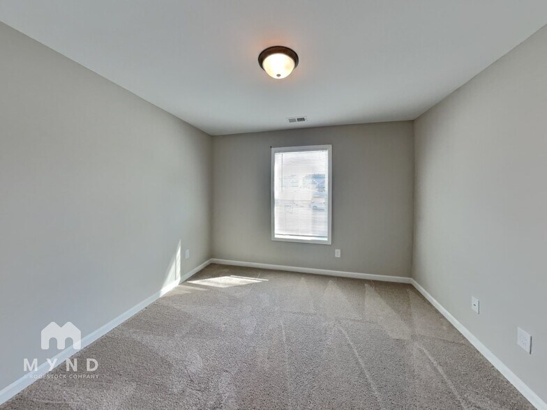 Building Photo - 386 Springwater Wy