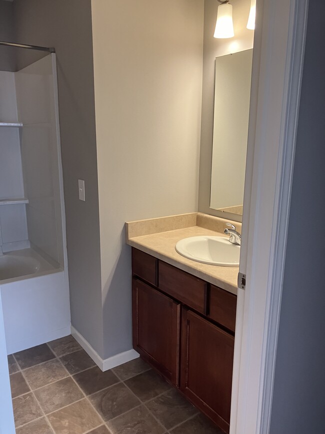 Full 2nd bathroom - 507 Stone Arbor Trail