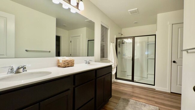 Building Photo - 5 Bedroom / 3 Bath Home with Fully Fenced ...