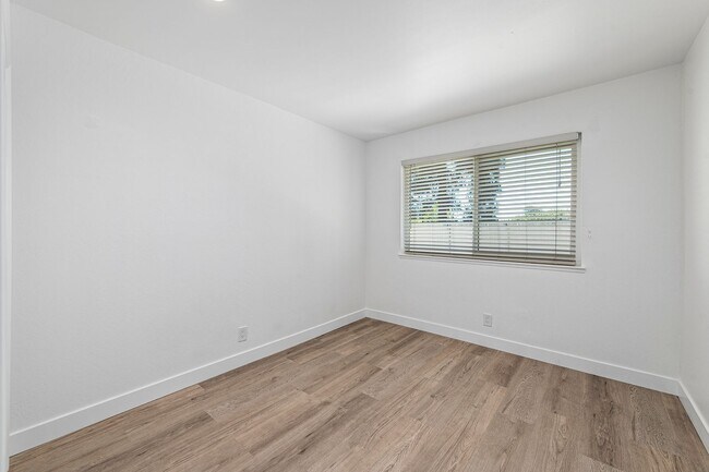 Building Photo - Upstairs 2 bedroom 1 bathroom Condo!