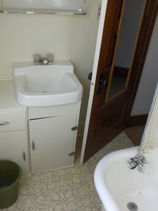 Building Photo - 927 Forest Ave